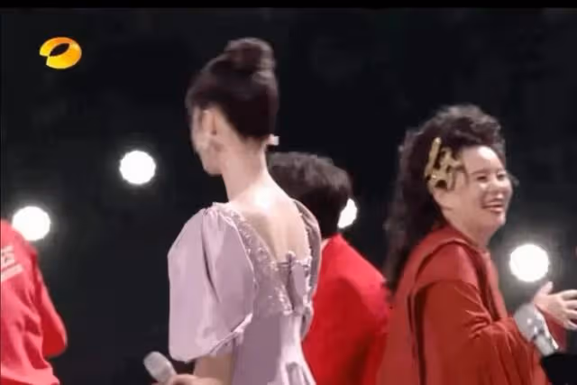 湖南衛視跨年:新人主持全部翻車,龔俊自嘲動作大,王一博發胖