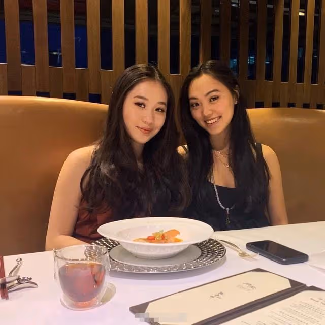 李連杰為利智慶60大壽,畫面溫馨幸福難掩,兩女兒超高顏值搶鏡