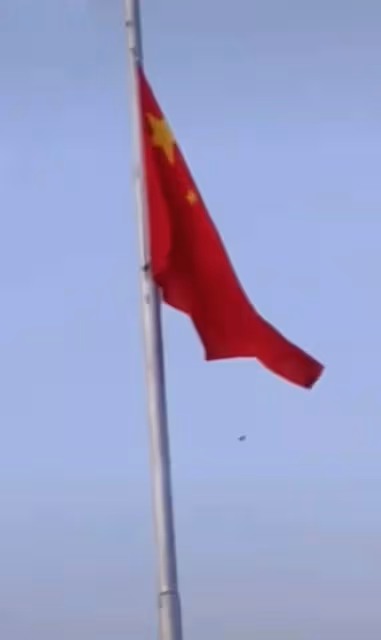 68歲台灣老戲骨現身北京天安門，觀看升旗熱淚盈眶，感嘆回家真好