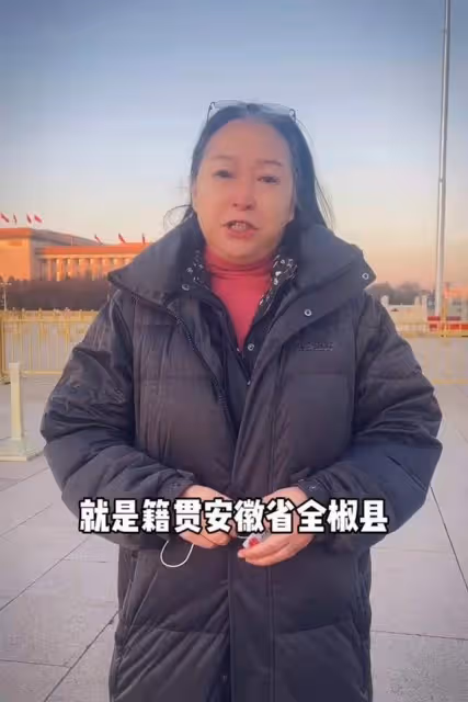 68歲台灣老戲骨現身北京天安門，觀看升旗熱淚盈眶，感嘆回家真好