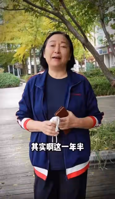 68歲台灣老戲骨現身北京天安門,觀看升旗熱淚盈眶,感嘆回家真好