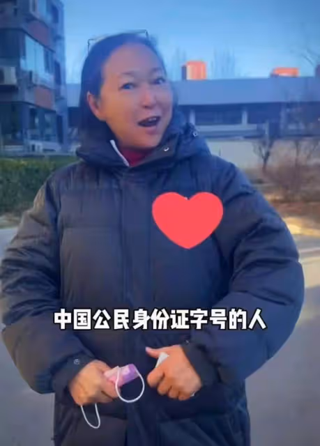 68歲台灣老戲骨現身北京天安門,觀看升旗熱淚盈眶,感嘆回家真好