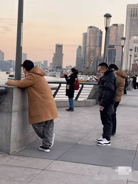 黃渤與高挑美女游外灘,舉止親密被指關係匪淺,分開走疑刻意避嫌