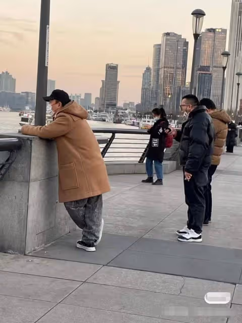 黃渤與高挑美女游外灘,舉止親密被指關係匪淺,分開走疑刻意避嫌
