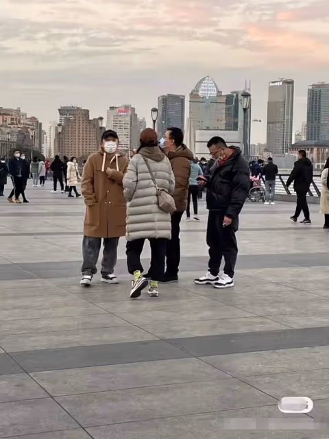 黃渤與高挑美女游外灘,舉止親密被指關係匪淺,分開走疑刻意避嫌