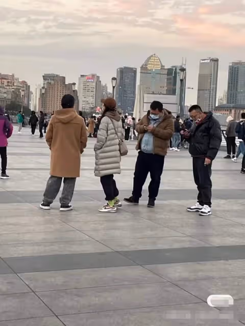 黃渤與高挑美女游外灘,舉止親密被指關係匪淺,分開走疑刻意避嫌
