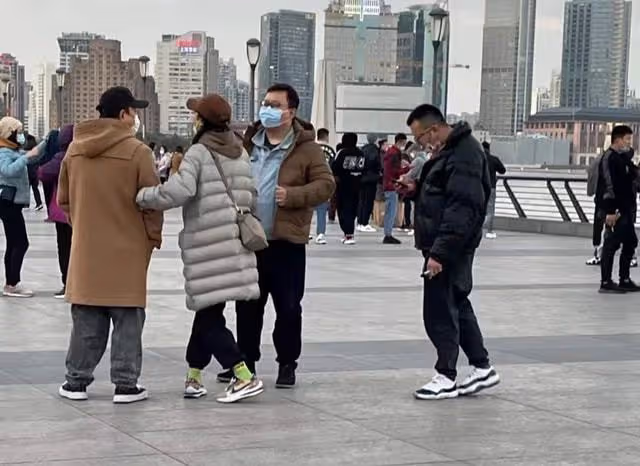 黃渤與高挑美女游外灘,舉止親密被指關係匪淺,分開走疑刻意避嫌