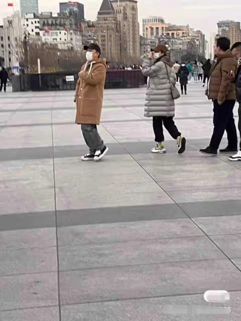 黃渤與高挑美女游外灘,舉止親密被指關係匪淺,分開走疑刻意避嫌