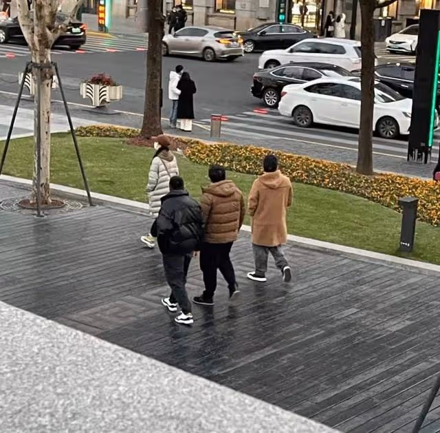 黃渤與高挑美女游外灘,舉止親密被指關係匪淺,分開走疑刻意避嫌