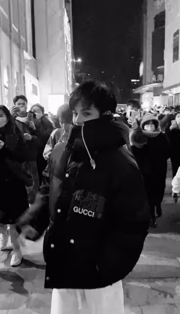網紅殷世航現身引轟動！遭路人圍堵被警察當場架走，蹲警局跨年