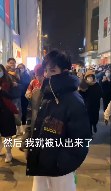 網紅殷世航現身引轟動！遭路人圍堵被警察當場架走，蹲警局跨年