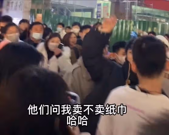 網紅殷世航現身引轟動！遭路人圍堵被警察當場架走，蹲警局跨年