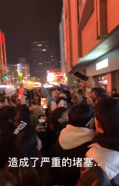 網紅殷世航現身引轟動！遭路人圍堵被警察當場架走，蹲警局跨年
