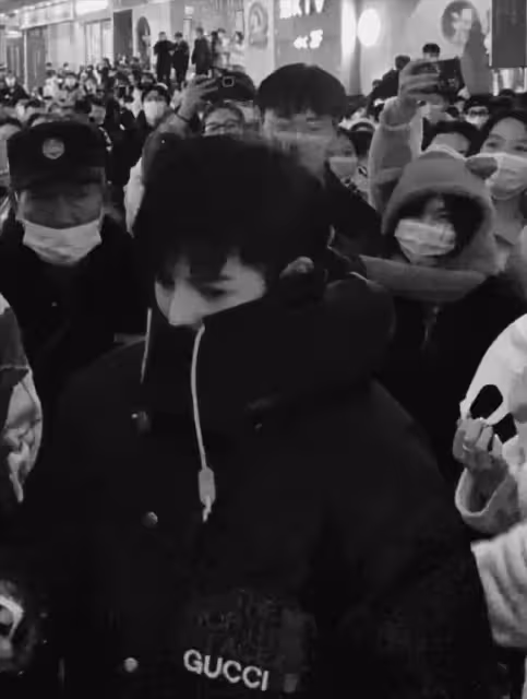 網紅殷世航現身引轟動!遭路人圍堵被警察當場架走,蹲警局跨年