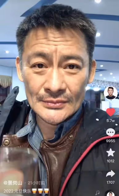 54歲景崗山罕見曬近況,一口乾掉整杯白酒,表情猙獰狀態成謎