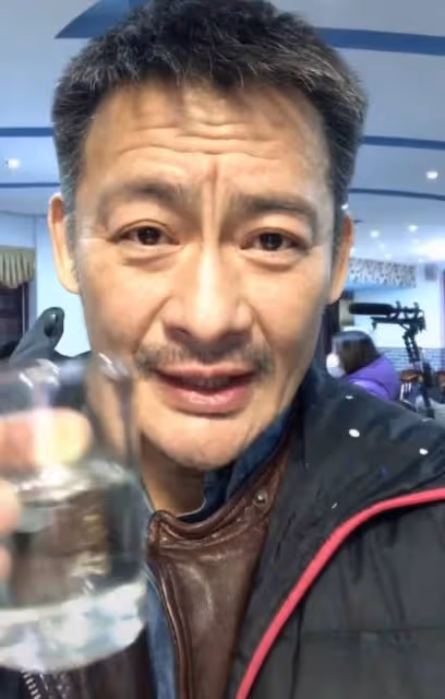 54歲景崗山罕見曬近況,一口乾掉整杯白酒,表情猙獰狀態成謎