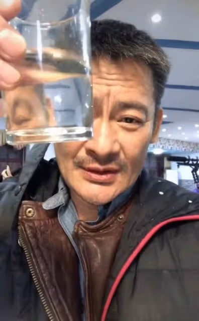 54歲景崗山罕見曬近況,一口乾掉整杯白酒,表情猙獰狀態成謎