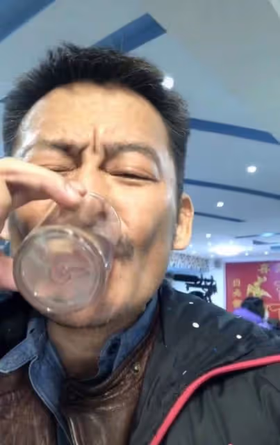 54歲景崗山罕見曬近況,一口乾掉整杯白酒,表情猙獰狀態成謎