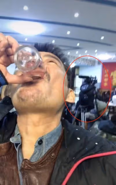 54歲景崗山罕見曬近況,一口乾掉整杯白酒,表情猙獰狀態成謎