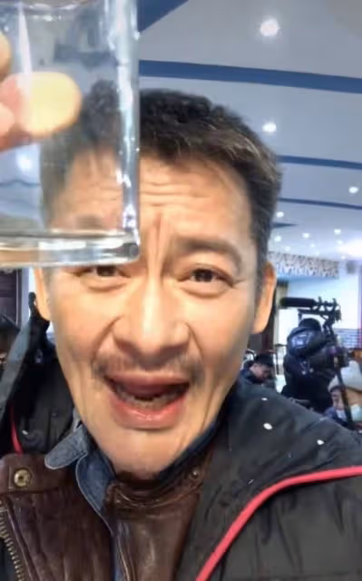 54歲景崗山罕見曬近況,一口乾掉整杯白酒,表情猙獰狀態成謎