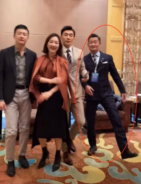 54歲景崗山罕見曬近況,一口乾掉整杯白酒,表情猙獰狀態成謎