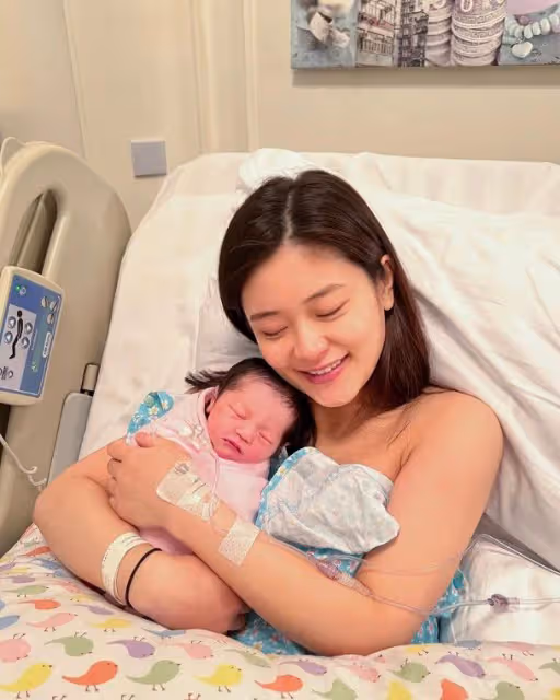 新年又有新孩子!33歲女星官宣生女,曬全家福寶寶高顏值更像媽媽