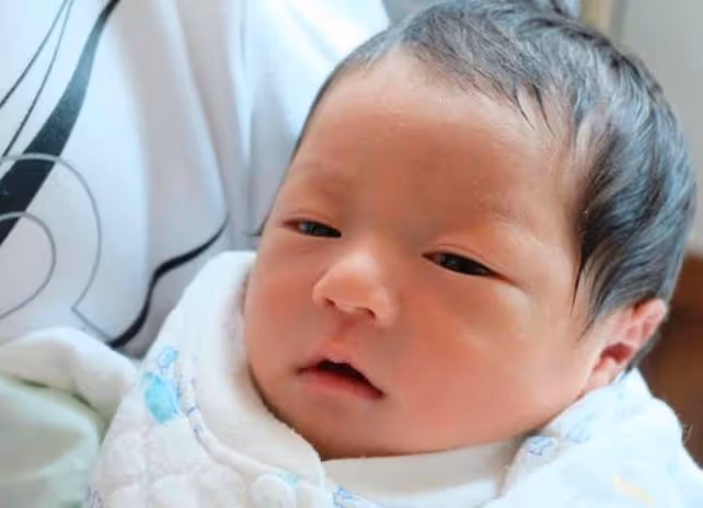 新年又有新孩子!33歲女星官宣生女,曬全家福寶寶高顏值更像媽媽