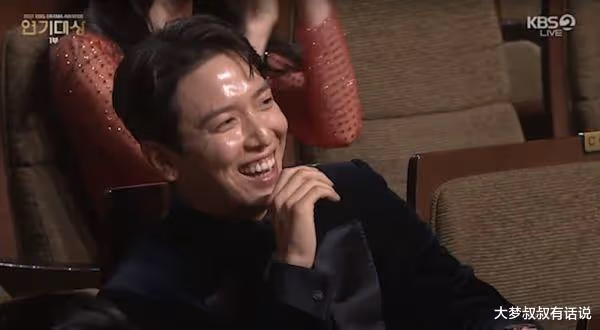 李伊庚得獎台上打給「重要的人」哽咽:親愛的,網友看哭:最棒感言
