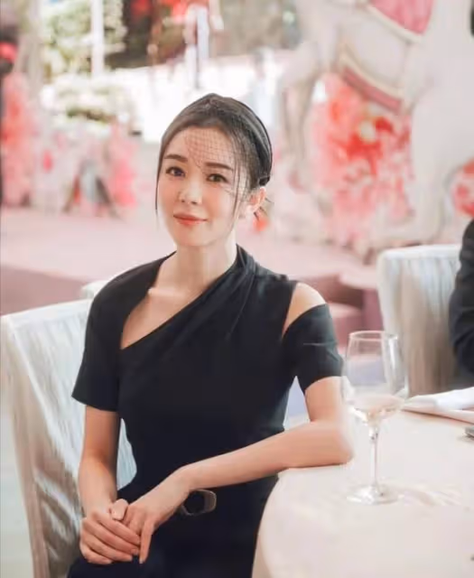轉行2年!「十優港姐」工作努力,曬素顏照自嘲:看上去有點糟