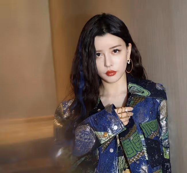 By2姐姐孫涵在跨年夜發文,用270字力挺妹妹,網友:都不值得同情