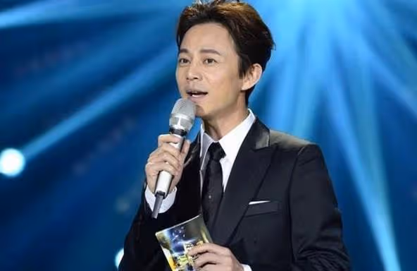 從「零差評」主持人到「老賴之子」，何炅就這樣改寫了自己的結局