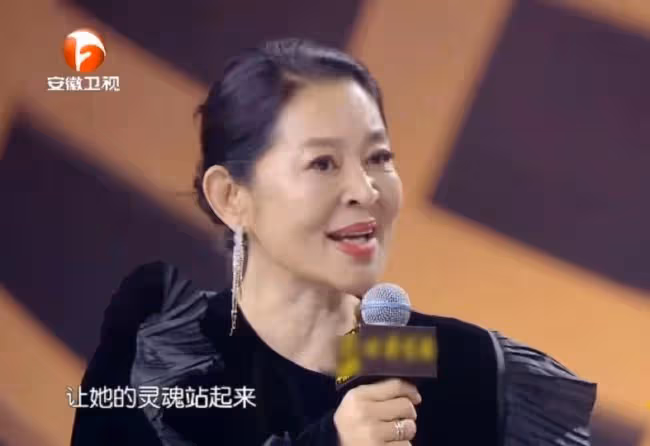 國劇盛典亮點:周群換三套禮服,掃黑風暴劇組合體,倪萍力贊劉濤