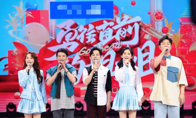 《你好星期六》開播!收視奪冠口碑卻不佳,何炅獨自撐場惹人心疼