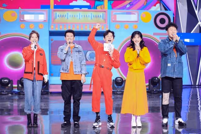 《你好星期六》開播!收視奪冠口碑卻不佳,何炅獨自撐場惹人心疼