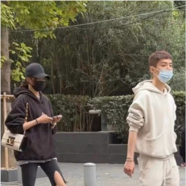 鹿晗關曉彤曬2022第一顆糖,網友調侃:像婚紗照!