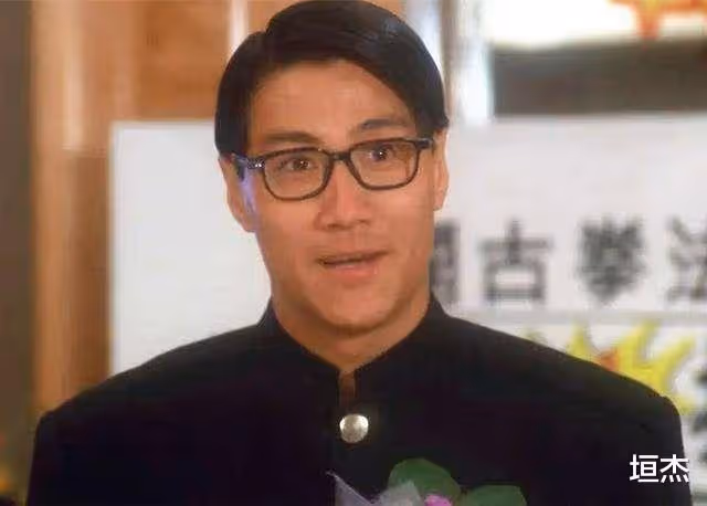 香港是大反派之一,梅艷芳的第一位男友,靠周星馳火了近30年