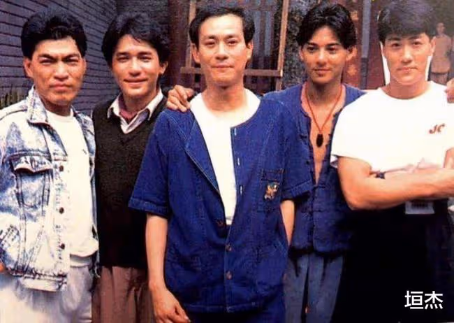 香港是大反派之一,梅艷芳的第一位男友,靠周星馳火了近30年