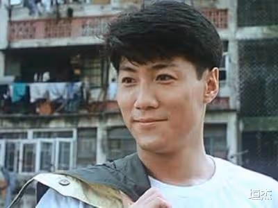 香港是大反派之一,梅艷芳的第一位男友,靠周星馳火了近30年