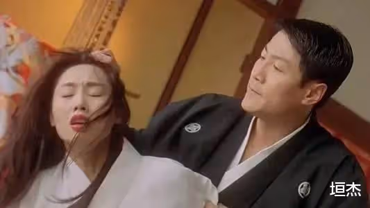 香港是大反派之一,梅艷芳的第一位男友,靠周星馳火了近30年