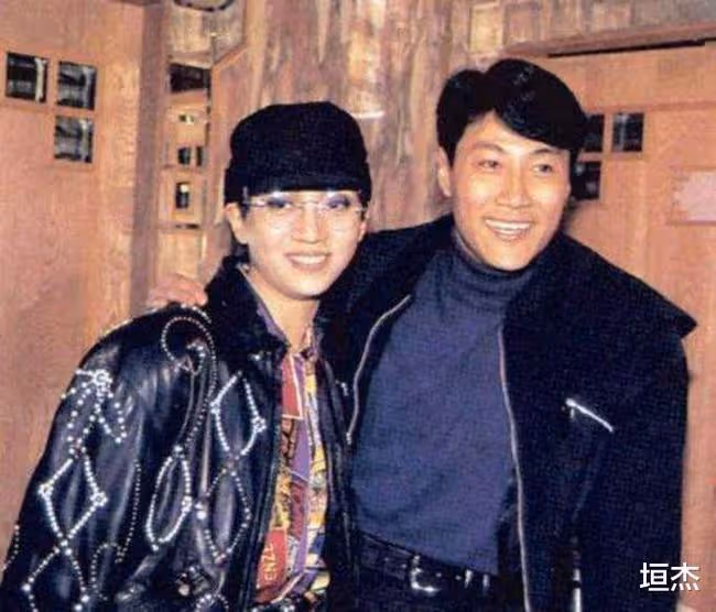 香港是大反派之一,梅艷芳的第一位男友,靠周星馳火了近30年