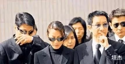 香港是大反派之一,梅艷芳的第一位男友,靠周星馳火了近30年