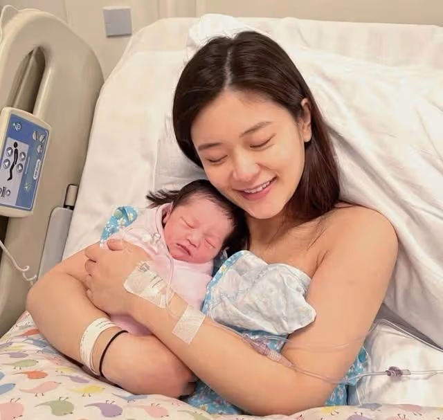 恭喜!香港著名靚模宣布平安產女,寶寶擁有大雙眼皮顏值高