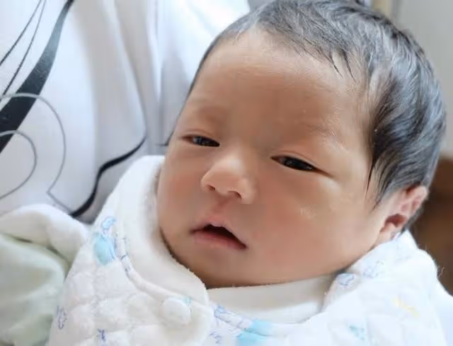 恭喜!香港著名靚模宣布平安產女,寶寶擁有大雙眼皮顏值高