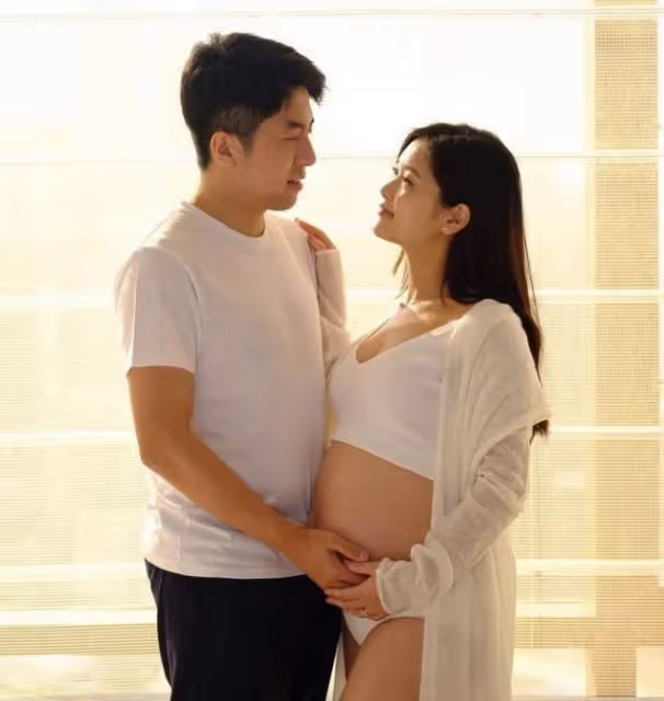 恭喜!香港著名靚模宣布平安產女,寶寶擁有大雙眼皮顏值高