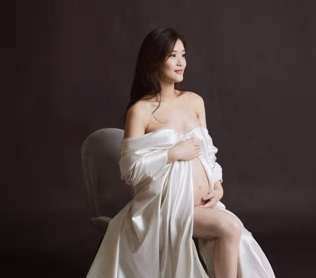 恭喜!香港著名靚模宣布平安產女,寶寶擁有大雙眼皮顏值高