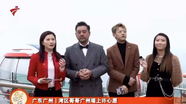 廣東台主持直播時被求婚!男友捧花跪地沖入鏡頭,港星麥長青見證