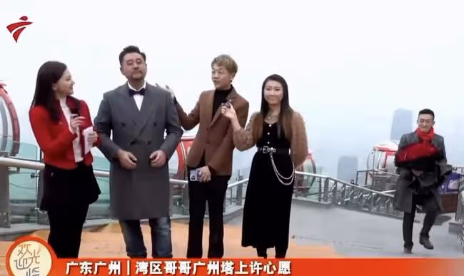 廣東台主持直播時被求婚!男友捧花跪地沖入鏡頭,港星麥長青見證