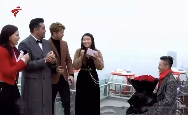 廣東台主持直播時被求婚!男友捧花跪地沖入鏡頭,港星麥長青見證