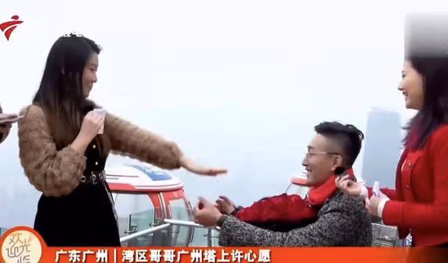廣東台主持直播時被求婚!男友捧花跪地沖入鏡頭,港星麥長青見證