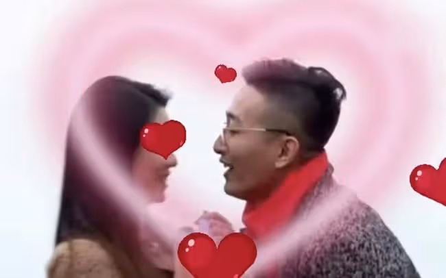 廣東台主持直播時被求婚!男友捧花跪地沖入鏡頭,港星麥長青見證